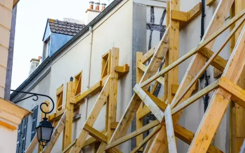 Estructura de madera para apuntalar una fachada, un ejemplo de apeo que significa soporte y seguridad.