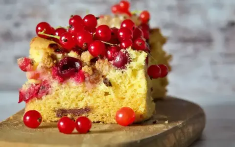 Szybkie ciasto drożdżowe bez wyrabiania z porzeczkami i kawałkami czekolady. Pyszny deser na drewnianej desce.