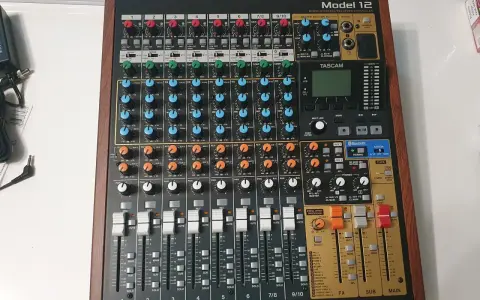 Tascam Model 12 to wszechstronny mikser z wbudowanym interfejsem audio i kontrolerem.
