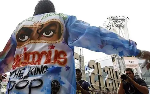 Michael Jackson 2009: Ein Fan trägt eine Jacke mit dem Gesicht des King of Pop und der Aufschrift "The King of Pop".