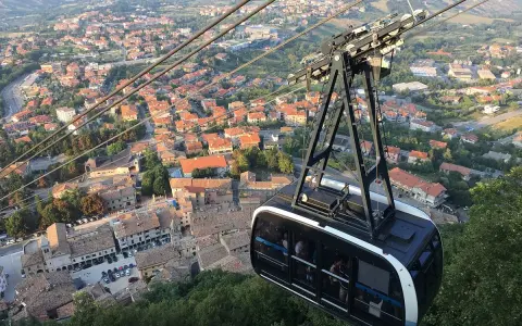 Cabina della funivia sorvola San Marino, offrendo viste panoramiche per indimenticabili san marino tours.