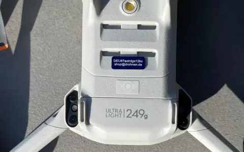 Leichte Drohne (249g) mit Aufkleber "DEU87astr...". Muss ich meine Drohne registrieren?
