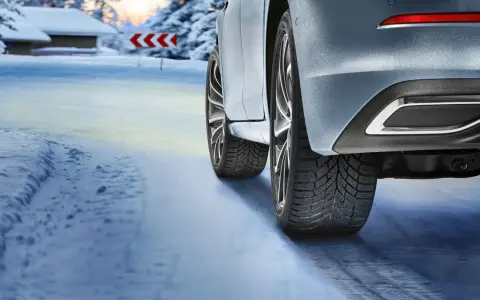 Kiedy zmienić opony na zimowe? Kluczowa zasada 7°C i przepisy