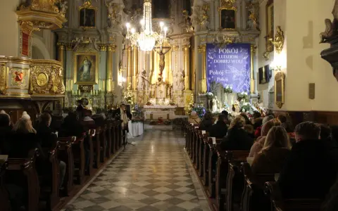 Wnętrze kościoła, wierni na ławkach. Może to miejsce modlitwy do św. Rafała Archanioła o męża.