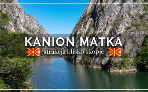 Kanion Matka, malownicza atrakcja blisko Skopje, z wodą odbijającą skaliste zbocza i błękitne niebo.
