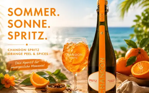 Sommer, Sonne, Spritz! Ein Glas Chandon Spritz mit Orangenscheibe und Eis steht neben der Flasche am Strand. Perfekt für unvergessliche Momente.