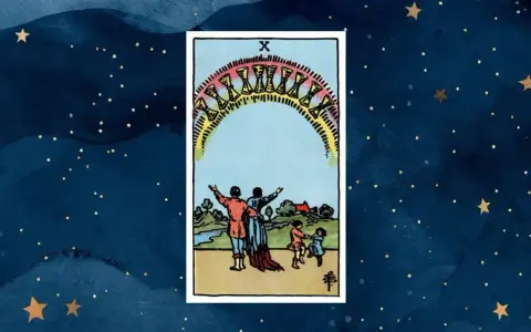 10 pucharów tarot: rodzina świętuje pod tęczowym łukiem pełnym pucharów, symbolizując spełnienie i szczęście.