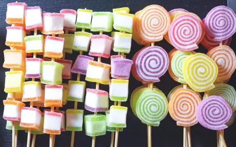 Un colorido ramo de chuches casero con nubes y gominolas en espiral, perfecto para una fiesta.