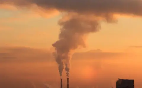 Smog od czego powstaje? Odkryj przyczyny i skutki zanieczyszczeń