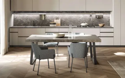 Tavolo 6 persone dimensioni perfette per cene conviviali. Design moderno con piano in marmo e sedie grigie imbottite.