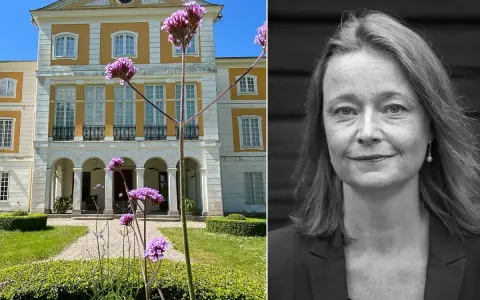 Julita gård med Pettson och Findus i tankarna. En kvinna porträtterad i svartvitt.