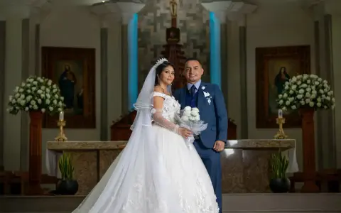 Para młoda w kościele, w dniu ślubu. Zastanawiasz się, ile kosztuje ślub kościelny?