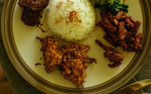 Pyszne danie z ryżem, tempeh, mięsem i warzywami. Idealne ceny na Bali dla smakoszy.