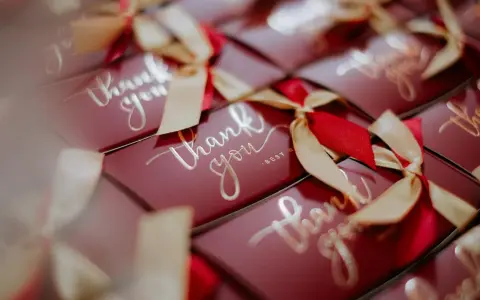Eleganckie pudełka z napisem "thank you", idealne jako podziękowanie dla gości weselnych lub jako upominek dla gospodarzy domówki.