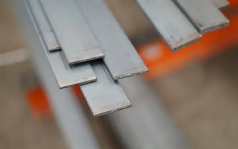 Varias pletinas metálicas apiladas, listas para ser transformadas en estructuras o piezas.