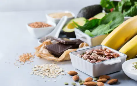 Bönor, nötter, choklad och bananer. Vissa upplever yrsel som en av magnesium biverkningar.