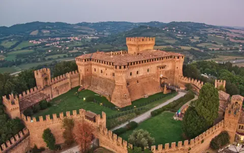 Rocche imponenti e un borgo pittoresco si stagliano tra le colline verdi, un'immagine da cartolina di **Riccione paese**.