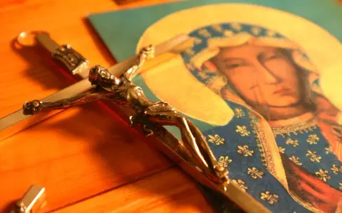 Krzyż i obraz Matki Bożej, symbol nadziei w modlitwie do Matki Bożej w problemach finansowych.