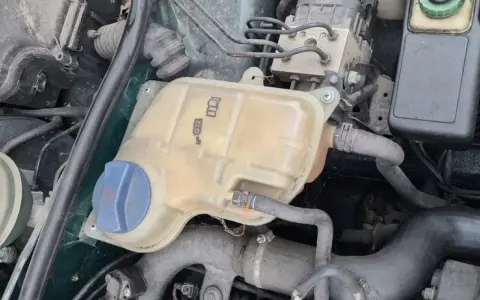 Ile wchodzi płynu do chłodnicy passat b5? Sprawdź, aby uniknąć problemów