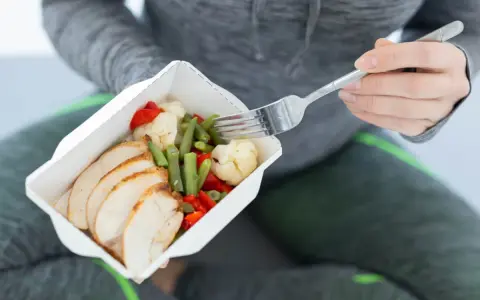 Szybkie posiłki na masę: grillowany kurczak z warzywami w pudełku, idealne dla aktywnych osób.