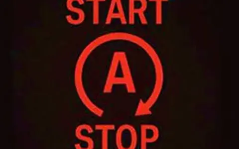 Czerwona kontrolka start stop z literą A w okręgu.
