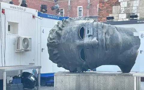 Eros Bendato w Krakowie: Co kryje spętana głowa Mitoraja?