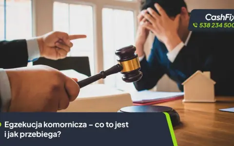 Sądowy młotek i gest oskarżenia. Rozmowa o egzekucji komorniczej, jednym z rodzajów egzekucji, w stresującej atmosferze.