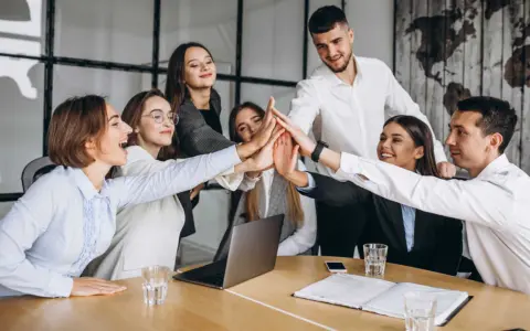 Zespół świętuje sukces po udanych gry integracyjne dla pracowników.
