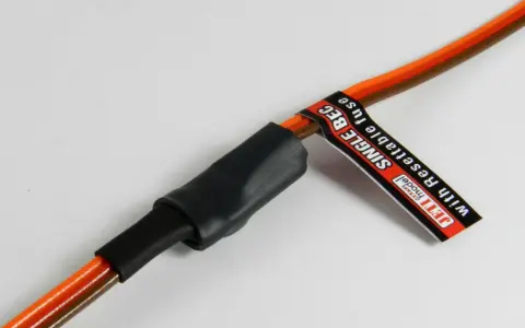 Jeti BEC mit rückstellbarer Sicherung, orange und braune Kabel.