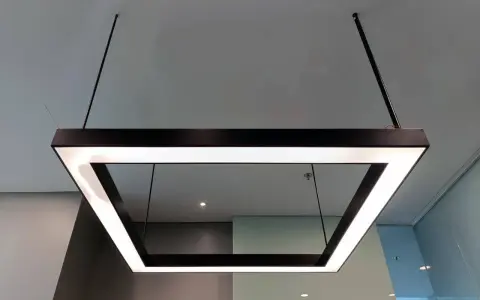 Nowoczesne ledy w ścianie tworzą geometryczny kształt, wisząc pod sufitem.