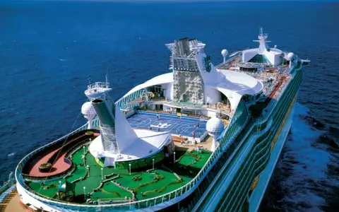 Nave Royal Caribbean con campo da mini golf, campo da basket e parete d'arrampicata. Scopri cosa è incluso nella tua crociera!
