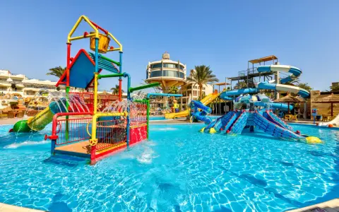 Kolorowy aquapark w Sea Gull Beach Resort w Hurghadzie, z mnóstwem zjeżdżalni i basenów.