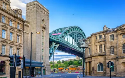 Die Tyne Bridge ragt majestätisch über die Straße in Newcastle upon Tyne.