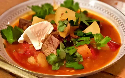 En mustig gulaschsoppa med mört kött, potatis och paprika, toppad med en klick gräddfil och färsk persilja. Perfekt vin till gulaschsoppa!