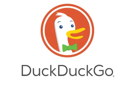 Logo DuckDuckGo: urocza biała kaczka w muszce, symbol prywatności w sieci.