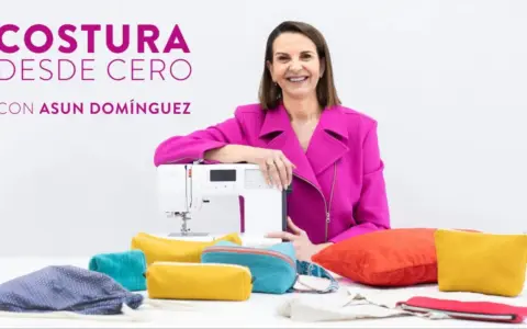 Asun Domínguez presenta su curso de costura para principiantes, rodeada de coloridos proyectos y una máquina de coser.