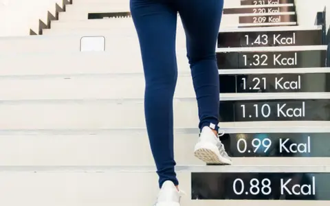 Personne montant des escaliers, chaque marche indiquant les calories brûlées. Une heure de marche pour brûler des calories.