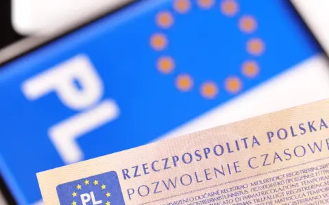 Pozwolenie czasowe zamiast tablic rejestracyjnych. PL na tle flagi UE.