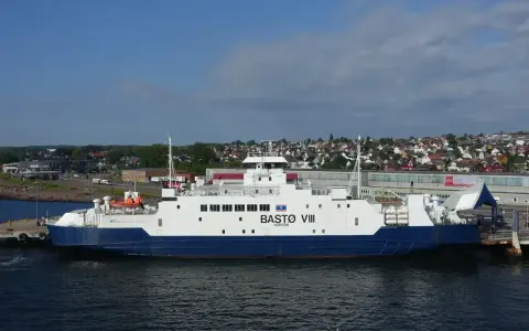 Prom BASTØ VIII przybija do brzegu. Z jaką prędkością płynie prom? Trudno ocenić, ale wygląda na to, że powoli.