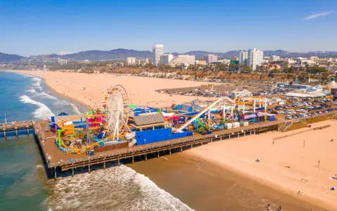 Wspaniała pogoda w Los Angeles w lutym! Wesołe miasteczko na molo w Santa Monica z diabelskim młynem i kolejką górską.