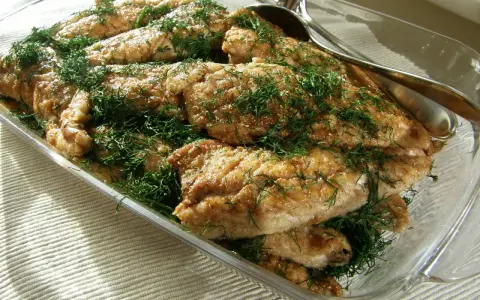 Stekt makrill med dill i en glasform, redo att serveras. En klassisk svensk rätt som doftar sommar.