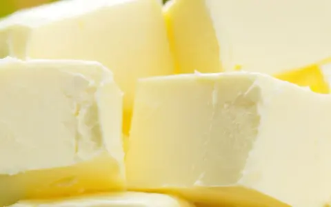 Ile kalorii ma masło roślinne? Zaskakujące różnice z masłem klasycznym