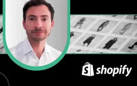 Mężczyzna w białej koszuli, obok zdjęcia ubrań, logo Shopify. Idealny do nauki, jak prowadzić swój **shopify kurs**.