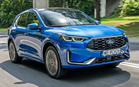 Niebieski Ford Kuga w ruchu. Sprawdź atrakcyjną ford kuga cena i wybierz swój wymarzony SUV.