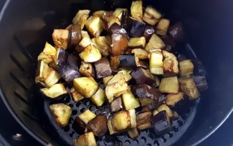 Melanzane a funghetto dorate e succulente, pronte per essere gustate.