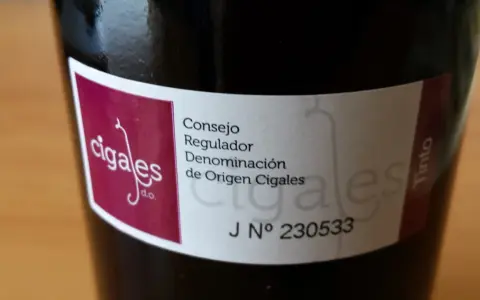 Etiqueta de vino tinto de la Denominación de Origen Cigales, prometiendo los mejores vinos de Cigales.