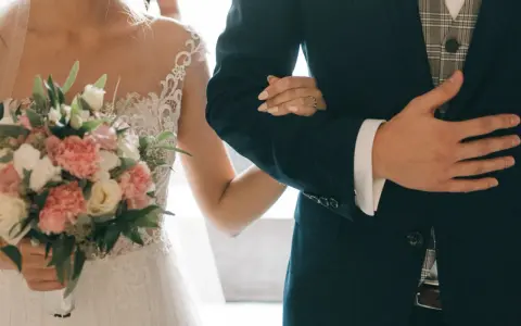 Para młoda idzie do ołtarza, trzymając bukiet. Wkrótce nauki przedmałżeńskie od ręki pomogą im w tej podróży.