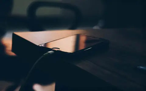 Telefon podłączony do ładowania. Szybkość ładowania telefonu zależy od wielu czynników, m.in. od mocy ładowarki i kabla.