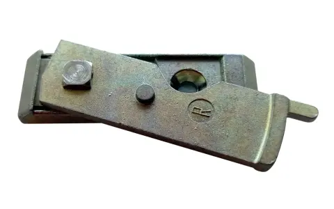 Metallteil mit Schraube und Hebel, Teil einer Fehlbedienungssperre für Fenster.