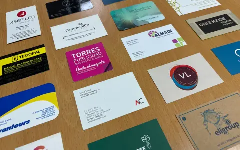 Varias tarjetas de visita de diferentes empresas, con diseños y colores llamativos. Un ejemplo es el papel para tarjetas de visita de "ASEFILCO mediación".